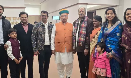 सांसद बृजमोहन अग्रवाल ने परिवार संग राज्यमंत्री अर्जुन राम मेघवाल से की भेंट