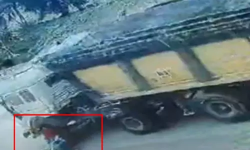 CG BREAKING: भीषण सड़क हादसे का LIVE VIDEO आया सामने, स्टूडेंट की दर्दनाक मौत CG BREAKING: भीषण सड़क हादसे का LIVE VIDEO आया सामने, स्टूडेंट की दर्दनाक मौत