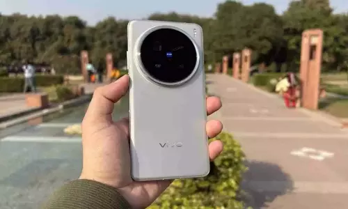 Vivo X200 Pro: 200MP कैमरा और दमदार परफॉरमेंस वाला फोटोग्राफी-केंद्रित फ्लैगशिप Vivo X200 Pro: 200MP कैमरा और दमदार परफॉरमेंस वाला फोटोग्राफी-केंद्रित फ्लैगशिप