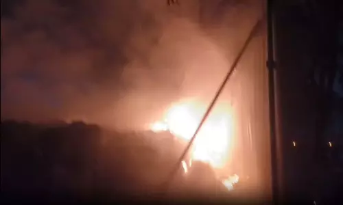 CG BREAKING: डंप यार्ड में लगी भीषण आग, देखें VIDEO... CG BREAKING: डंप यार्ड में लगी भीषण आग, देखें VIDEO...