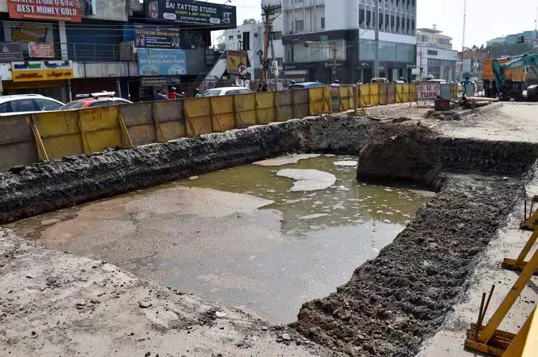 फ्लाईओवर के गड्ढे में सीवेज राष्ट्रीय राजमार्ग और CCMC ने टाली जिम्मेदारी