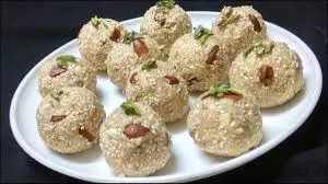 Recipe: एक बार ऐसे तिल के लड्डू बनाकर देखिए, हलवाई भी आपके आगे फेल हो जाएगा