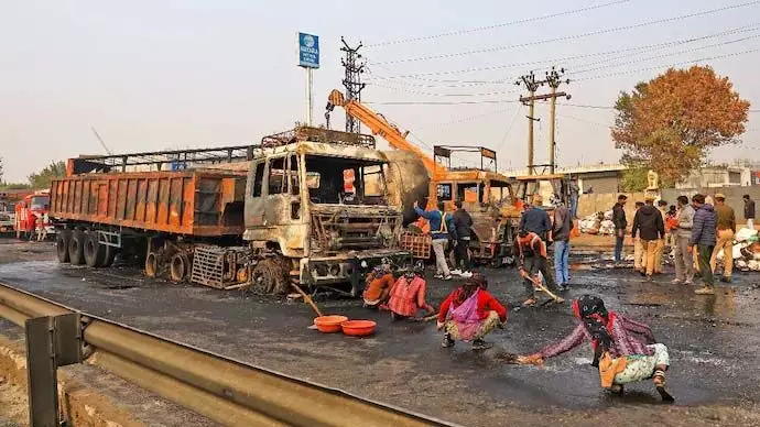 LPG ट्रक और CNG ट्रक में खतरनाक टक्कर...अब तक 14 की मौत, कई लोगों की हालत गंभीर, VIDEO