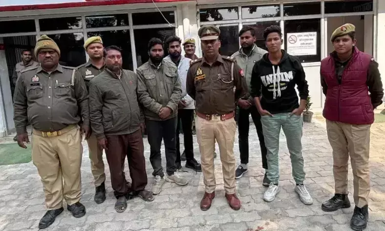 Ambedkar Nagar: पुलिस ने अभियान में लूट की ट्रेलर के साथ 4 पुरुष 1 महिला को दबोचा