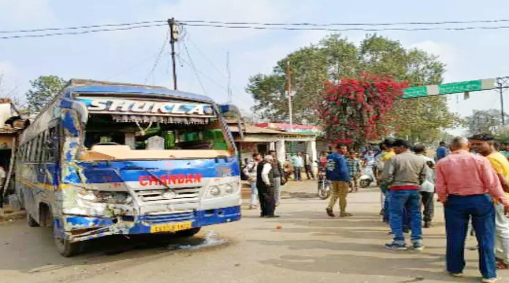 जांजगीर-चांपा में 12 बस यात्री घायल, ट्रक से टक्कर होने पर मची चीखपुकार