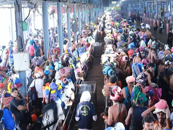 Sabarimala मंदिर में हजारों श्रद्धालुओं ने भगवान अयप्पा की पूजा-अर्चना की