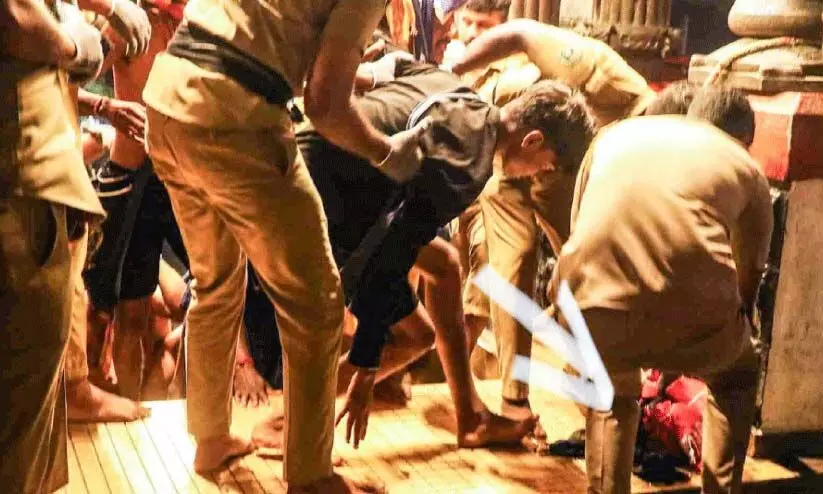 Sabarimala:18वीं सीढ़ी पर पुलिस ने भक्तों पर किया बल प्रयोग