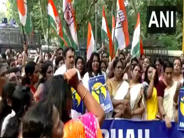 महिला कांग्रेस ने HM की अंबेडकर टिप्पणी के खिलाफ केरल राजभवन तक विरोध मार्च का किया नेतृत्व