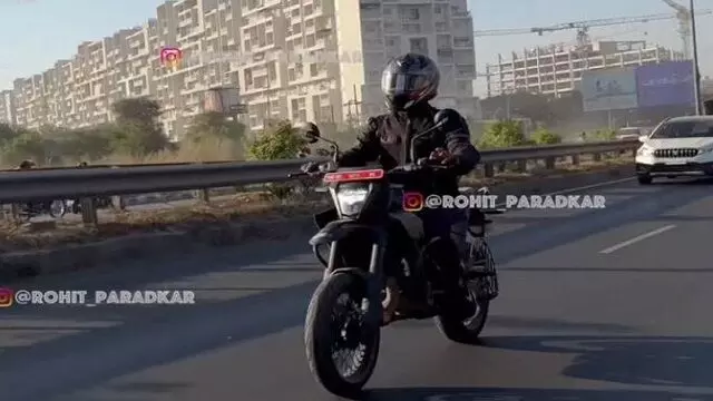 KTM 390 SMC R भारत में परीक्षण के दौरान दिखी, 2025 में होगी लॉन्च