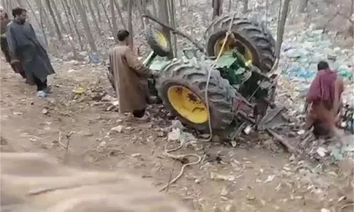 Jammu-Kashmir:ट्रैक्टर चालक के साथ दर्दनाक हादसा, पल भर में हुई मौत Jammu-Kashmir:ट्रैक्टर चालक के साथ दर्दनाक हादसा, पल भर में हुई मौत