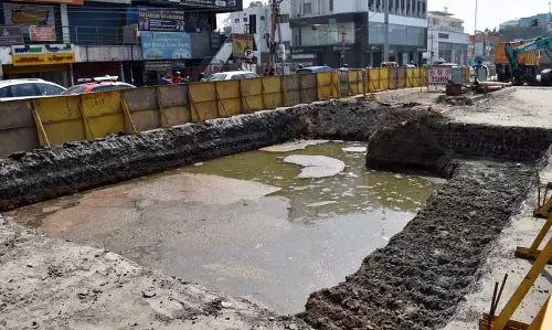 फ्लाईओवर के गड्ढे में सीवेज राष्ट्रीय राजमार्ग और CCMC ने टाली जिम्मेदारी