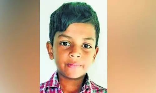 Kerala: कक्षा पांच के छात्र ने सहपाठी को बिजली के झटके से बचाने के लिए छड़ी का इस्तेमाल किया Kerala: कक्षा पांच के छात्र ने सहपाठी को बिजली के झटके से बचाने के लिए छड़ी का इस्तेमाल किया