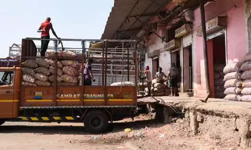 Mumbai : एक सप्ताह में प्याज की कीमतों में 50% की गिरावट
