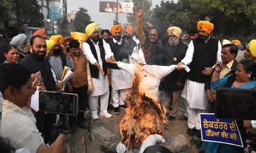 कांग्रेस कार्यकर्ताओं ने अंबेडकर के खिलाफ टिप्पणी पर अमित शाह से माफी की मांग की कांग्रेस कार्यकर्ताओं ने अंबेडकर के खिलाफ टिप्पणी पर अमित शाह से माफी की मांग की