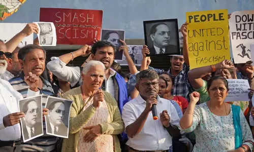 Karnataka: कांग्रेस, AAP ने बेंगलुरु में अमित शाह, सीटी रवि के खिलाफ विरोध प्रदर्शन किया Karnataka: कांग्रेस, AAP ने बेंगलुरु में अमित शाह, सीटी रवि के खिलाफ विरोध प्रदर्शन किया