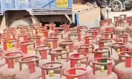 30 गैस सिलेंडर जब्त, ब्लैकमार्केटिंग पर खाद्य विभाग ने की कार्रवाई
