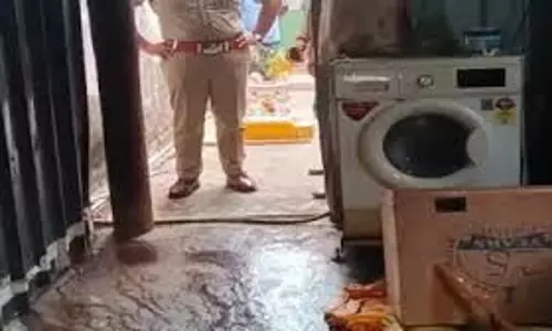 Andhra Pradesh: बक्से में बिजली के सामान की जगह मिली लाश Andhra Pradesh: बक्से में बिजली के सामान की जगह मिली लाश