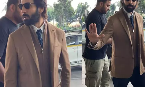 कार्तिक आर्यन ने Mumbai airport पर औपचारिक परिधान में लोगों का ध्यान खींचा