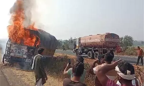 Guna: हाईवे पर ट्रक बना आग का गोला, मची अफरा-तफरी Guna: हाईवे पर ट्रक बना आग का गोला, मची अफरा-तफरी