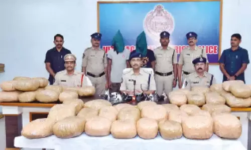 Andhra: 117 किलोग्राम गांजा जब्त, केरल से दो लोग गिरफ्तार Andhra: 117 किलोग्राम गांजा जब्त, केरल से दो लोग गिरफ्तार