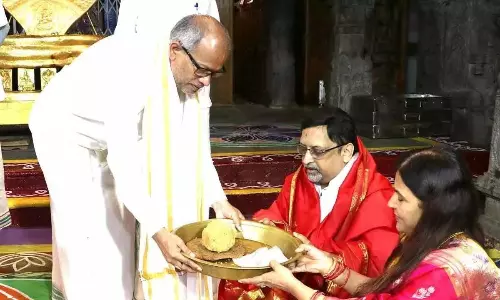 Andhra: सीएस नीरभ ने तिरुमाला में पूजा-अर्चना की Andhra: सीएस नीरभ ने तिरुमाला में पूजा-अर्चना की