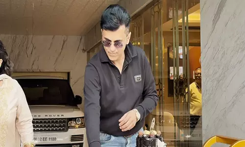 Anand Pandit ने पैपराज़ी के साथ मनाया प्री-बर्थडे Anand Pandit ने पैपराज़ी के साथ मनाया प्री-बर्थडे