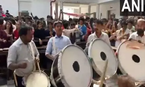 Kerala Christmas: त्रिशूर में छात्र एक साथ मिलकर खुशियों से भरे जश्न का आनंद ले रहे