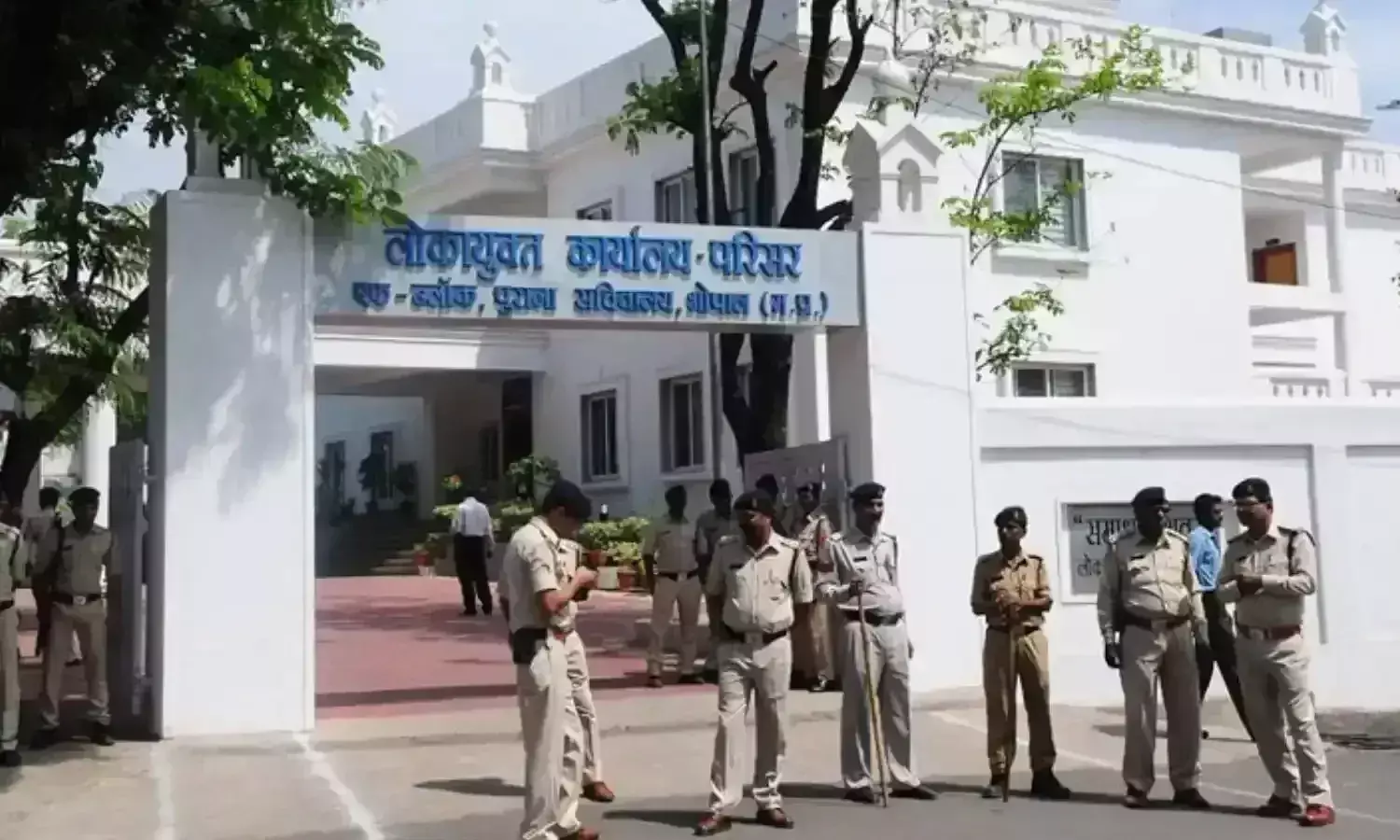 Bhopal: परिवहन विभाग के पूर्व आरक्षक के घर छापे में ढाई करोड़ रुपये नगद बरामद Bhopal: परिवहन विभाग के पूर्व आरक्षक के घर छापे में ढाई करोड़ रुपये नगद बरामद