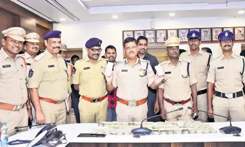 Andhra: आंध्र प्रदेश में जबरन वसूली करने वाले गिरोह का भंडाफोड़, 25.5 लाख रुपये बरामद Andhra: आंध्र प्रदेश में जबरन वसूली करने वाले गिरोह का भंडाफोड़, 25.5 लाख रुपये बरामद