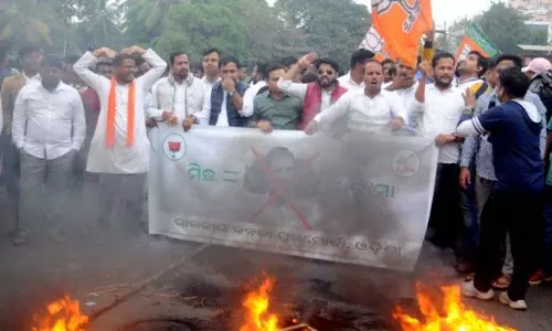 Odisha BJP ने सांसद सारंगी की चोट के लिए राहुल गांधी को ठहराया जिम्मेदार Odisha BJP ने सांसद सारंगी की चोट के लिए राहुल गांधी को ठहराया जिम्मेदार