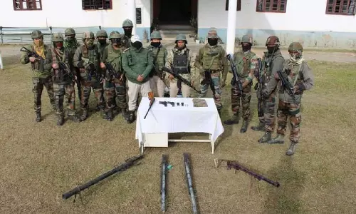 Manipur: सुरक्षा बलों ने बढ़ाई सतर्कता, हथियार जब्त, राजमार्गों पर सुरक्षा Manipur: सुरक्षा बलों ने बढ़ाई सतर्कता, हथियार जब्त, राजमार्गों पर सुरक्षा