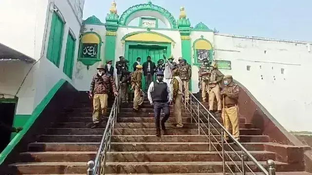 Sambhal: पुलिस ने जामा मस्जिद के पास एक संदिग्ध युवक को पकड़ा Sambhal: पुलिस ने जामा मस्जिद के पास एक संदिग्ध युवक को पकड़ा
