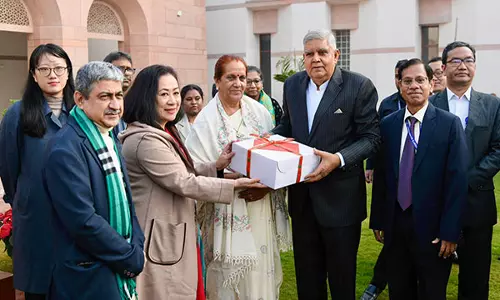 Dhankhar ने राज्यसभा सचिवालय के कर्मचारियों के साथ क्रिसमस मनाया Dhankhar ने राज्यसभा सचिवालय के कर्मचारियों के साथ क्रिसमस मनाया