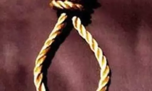 आरक्षक ने किया सुसाइड, पेड़ में फंदे पर मिली लाश
