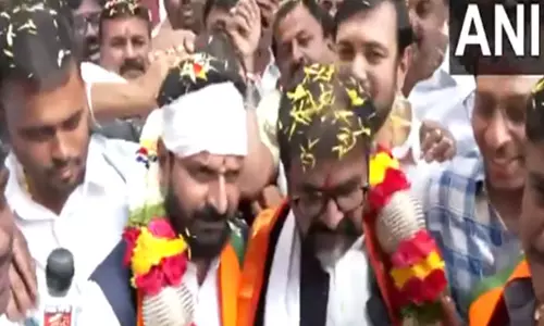 Karnataka: भाजपा कार्यकर्ताओं ने पार्टी मुख्यालय में सीटी रवि का स्वागत किया Karnataka: भाजपा कार्यकर्ताओं ने पार्टी मुख्यालय में सीटी रवि का स्वागत किया