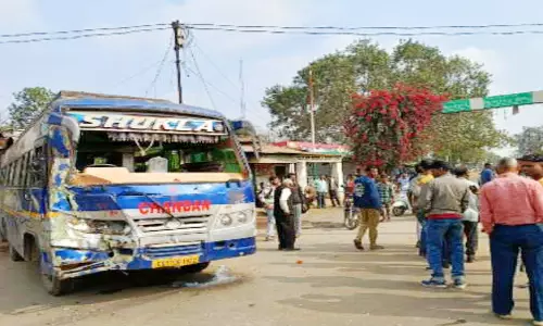 जांजगीर-चांपा में 12 बस यात्री घायल, ट्रक से टक्कर होने पर मची चीखपुकार