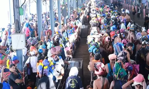 Sabarimala मंदिर में हजारों श्रद्धालुओं ने भगवान अयप्पा की पूजा-अर्चना की Sabarimala मंदिर में हजारों श्रद्धालुओं ने भगवान अयप्पा की पूजा-अर्चना की