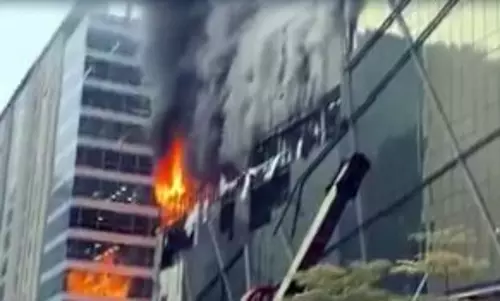 Hyderabad के आईटी हब में ऊंची इमारत में लगी आग Hyderabad के आईटी हब में ऊंची इमारत में लगी आग