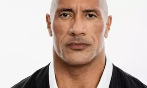 Dwayne Johnson ने अपनी बेटियों को पेंट किए हुए नाखून दिखाकर चौंकाया
