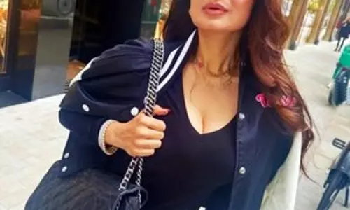 Ameesha Patel ने अनिल शर्मा के इस दावे पर प्रतिक्रिया दी, उन्हें सास की भूमिका निभाने में डर लग रहा था Ameesha Patel ने अनिल शर्मा के इस दावे पर प्रतिक्रिया दी, उन्हें सास की भूमिका निभाने में डर लग रहा था