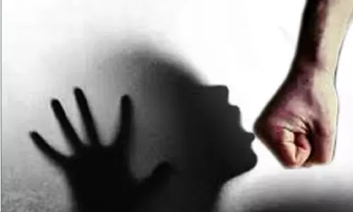 चलने में असमर्थ जताई तो पति ने सड़क पर पीटा, पत्नी की मौत