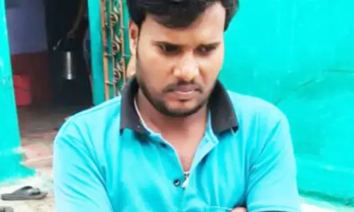 फॉरेस्ट गार्ड घायल, शिकारियों का बम फटा फॉरेस्ट गार्ड घायल, शिकारियों का बम फटा