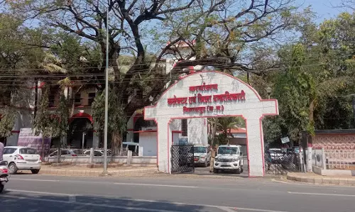 पटवारी दफ्तर की जमीन पर बना दी दुकानें, कार्रवाई जल्द
