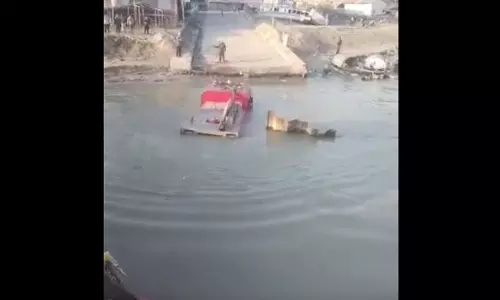 नदी में पानी भरने के लिए गई फायर ब्रिगेड की गाड़ी डूबी, अफरातफरी मच गई नदी में पानी भरने के लिए गई फायर ब्रिगेड की गाड़ी डूबी, अफरातफरी मच गई
