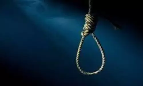 Pratapgarh: नशेड़ी पति से परेशान महिला ने  तीन बच्चों के संग फांसी लगाकर दी जान