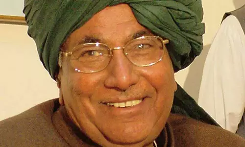Haryana : चौटाला का उतार-चढ़ाव भरा सफर पांच बार सीएम से तिहाड़ के सबसे बुजुर्ग कैदी तक Haryana : चौटाला का उतार-चढ़ाव भरा सफर पांच बार सीएम से तिहाड़ के सबसे बुजुर्ग कैदी तक