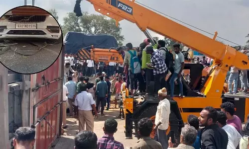 Bengaluru: NH-48 में कार पर गिरा कंटेनर, छह लोगों की दबकर मौत Bengaluru: NH-48 में कार पर गिरा कंटेनर, छह लोगों की दबकर मौत