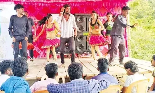 Madurai: वृद्ध महिला के शव पर बेटों और पोते-पोतियों ने खेल और बटम उत्सव मनाया