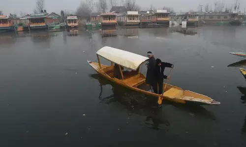 Kashmir में चिल्लई कलां शुरू, श्रीनगर में तापमान शून्य से 8.5 डिग्री सेल्सियस नीचे Kashmir में चिल्लई कलां शुरू, श्रीनगर में तापमान शून्य से 8.5 डिग्री सेल्सियस नीचे