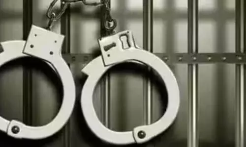 Mumbai : चार पुलिस कर्मियों पर एफआईआर दर्ज, ड्रग्स रखने और बंधक बनाने का आरोप Mumbai : चार पुलिस कर्मियों पर एफआईआर दर्ज, ड्रग्स रखने और बंधक बनाने का आरोप